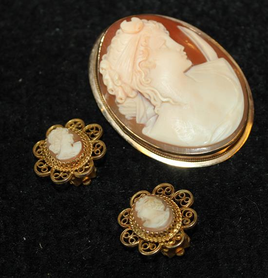 Cameo brooch & pair earrings(-)